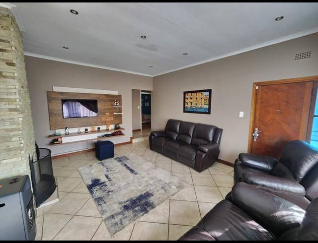 3 BEDROOM HOUSE FOR SALE IN SOUTH CREST